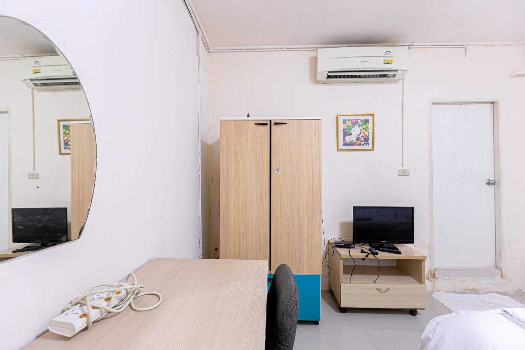 Freesia Saladaeng Silom Apartments Bangkok Exterior foto