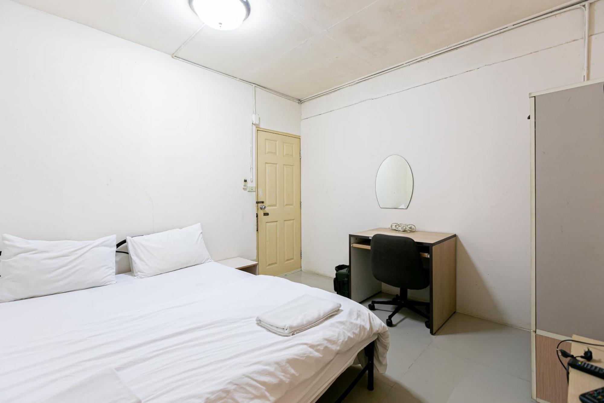 Freesia Saladaeng Silom Apartments Bangkok Exterior foto