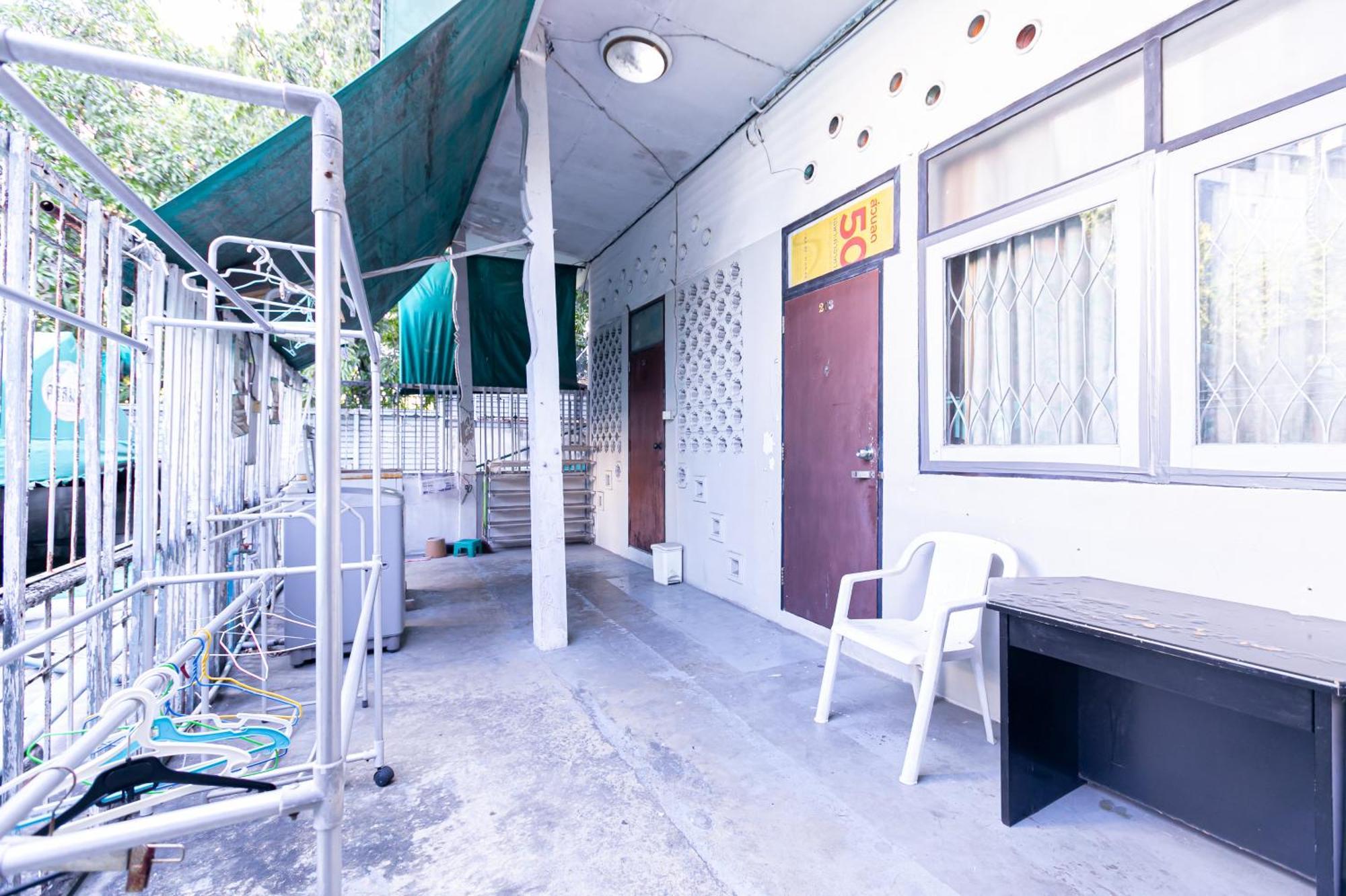 Freesia Saladaeng Silom Apartments Bangkok Exterior foto